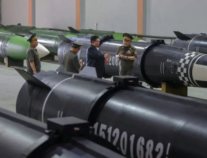 朝鲜领导人金正恩视察新型导弹生产线