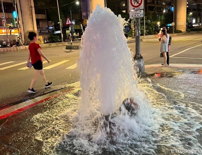 北市大安路驚現「水樂園」!吊車撞斷消防栓 水柱狂噴半小時