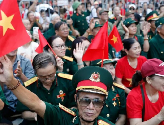 越南举行阅兵式纪念其独立80周年