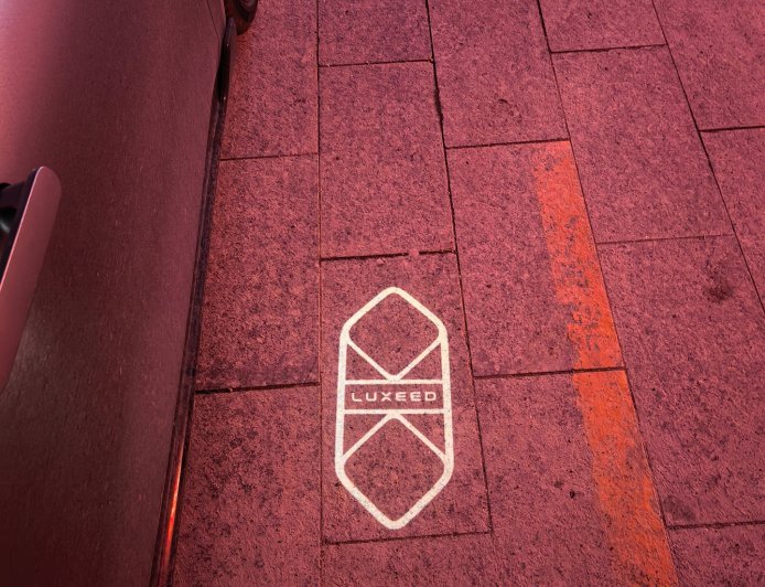 鸿蒙智行智界 Logo 迎宾灯将上车，产品总监开启售价调研