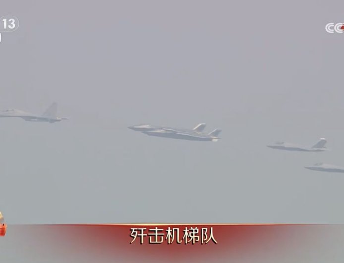 不斷更新／九三閱兵登場　習近平登指揮車檢閱部隊