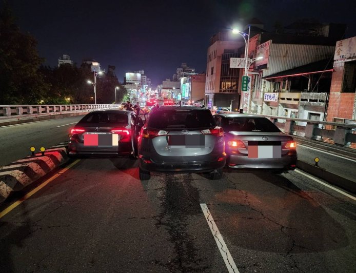 嘉雄陸橋3車碰撞「堵死2線道」!離奇車禍畫面曝光 在地人傻了