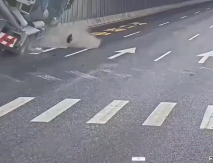北市女被水泥車拖行100公尺亡 直行駕駛自責坐在地上