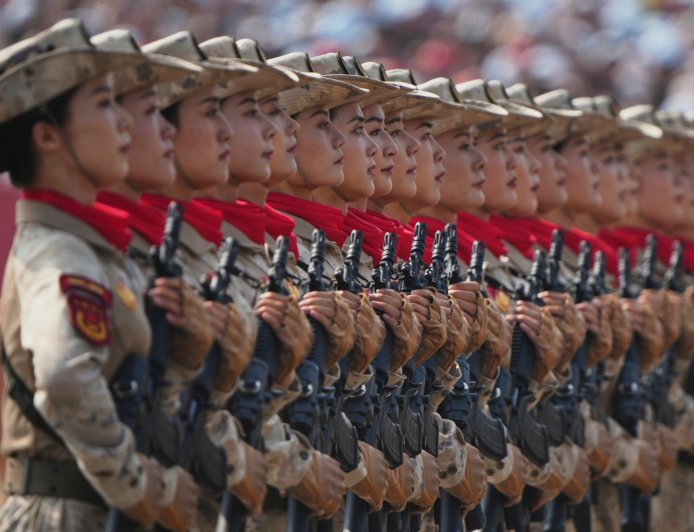 习近平主持北京阅兵展示中国军事实力