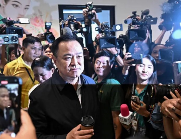泰国代总理在竞选领导人期间寻求解散议会