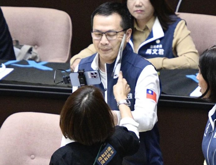 快訊/紙扇打羅智強耳光!邱議瑩公然侮辱罪起訴 先前已賠20萬