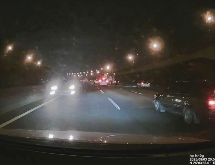 國道驚悚瞬間！休旅車「逆向打遠光燈」狂開1小時　最後下場曝光