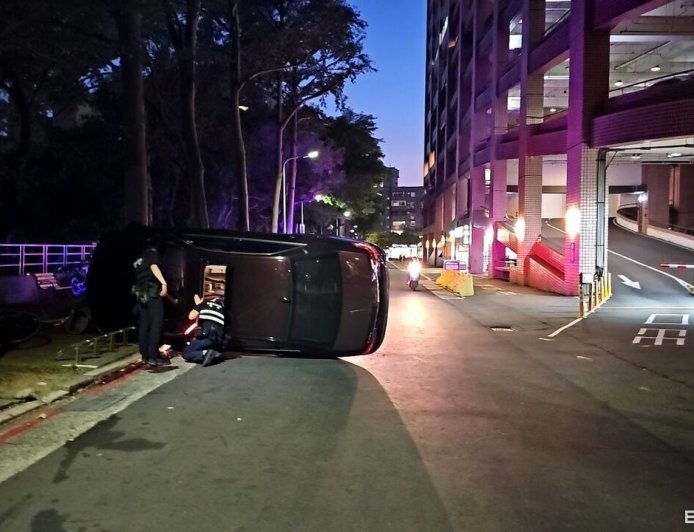 七月半驚魂！北投、士林各傳女駕駛不明原因自撞　車身均90度側翻