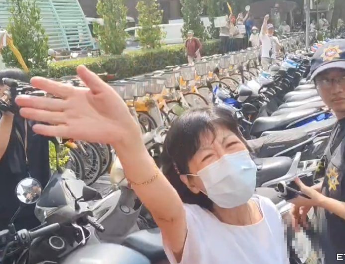 陳佩琪3度潰堤！柯文哲還押看守所　心痛揮手淚別囚車