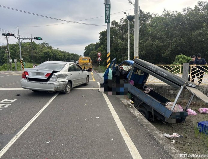 發財車猛撞自小客「雞肉噴滿地」號誌桿卡車頭 駕駛慘被夾死