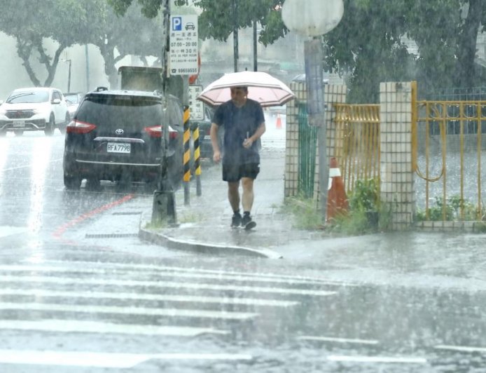 輕颱琵琶撲日南海又有熱帶擾動　周末雨區再擴大