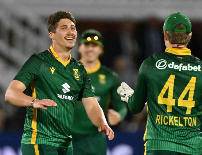 South Africa take out ODI series against England in final-ball thriller