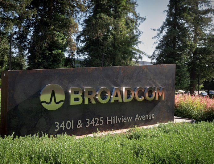 博通 FY2025Q3 营收同比增长 22%，拿下新客户 AI 芯片大单