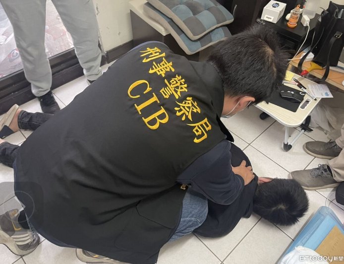 24歲越南移工找同胞組車手團　替2大黑幫買存摺洗錢！全台跑透透