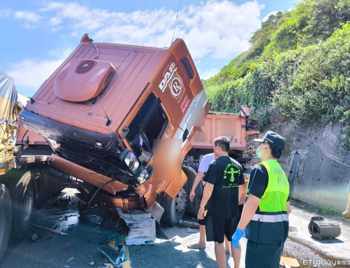快訊／台2線嚴重事故！油罐車追撞2聯結車　貢寮至頭城雙向封閉
