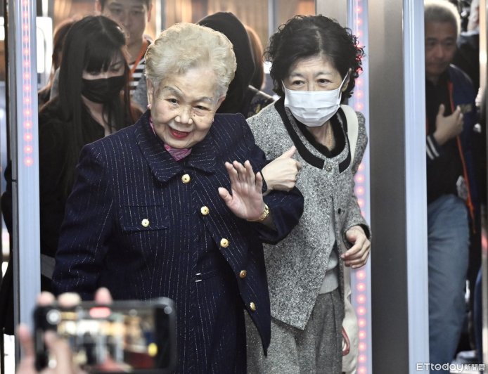 柯文哲遭押一年今獲交保！柯媽悲喜交加「又要拿7千萬」：心肝艱苦