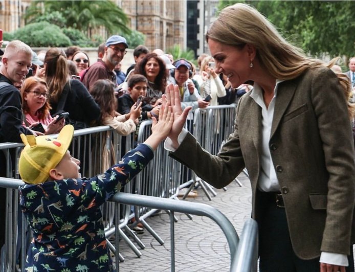 凱特王妃秋裝亮相　擊掌小朋友母愛爆棚