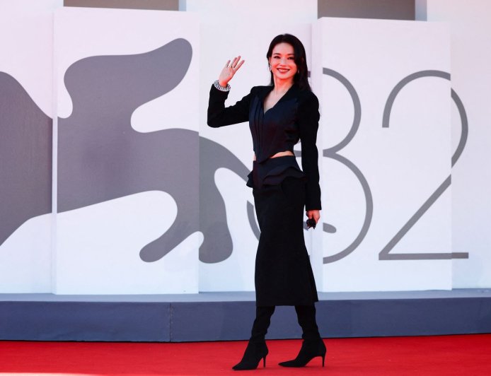 舒淇威尼斯小露蠻腰又美又帥　卡地亞珠寶添氣勢