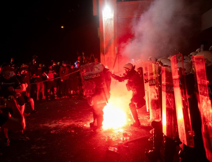 塞尔维亚警方向要求结束武契奇统治的抗议者发射催泪瓦斯