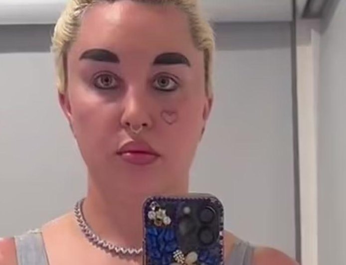 Amanda Bynes Steps Out In L.A. With New Bold Two-Toned Hair