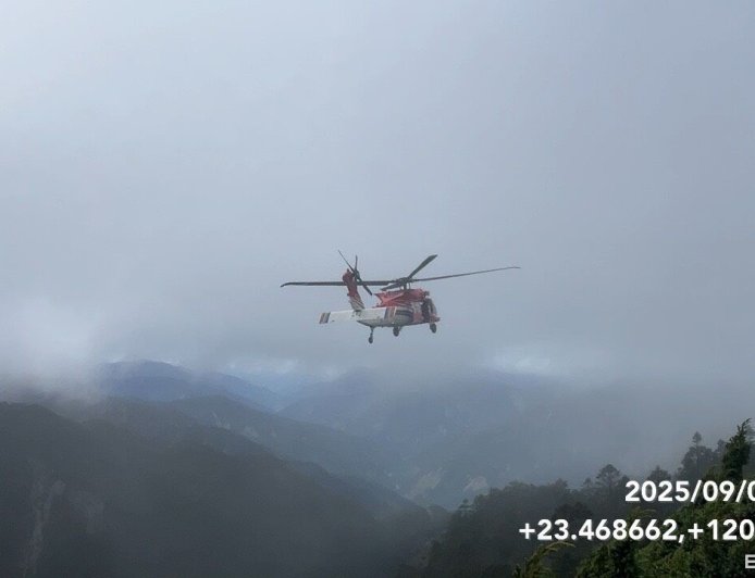 19人登山隊攀玉山！女山友摔傷失溫　直升機緊急吊掛送醫