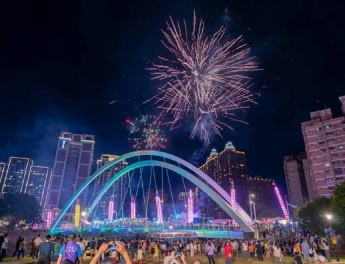 桃園景福宮慶讚中元　水燈排遶境、放水燈超吸睛