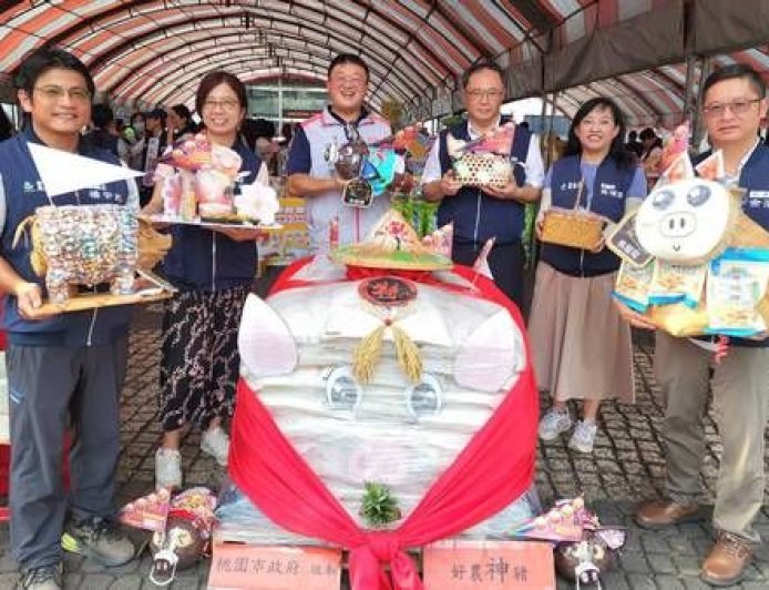 中元普渡玩環保創意　桃園農業局千台斤「好農神豬」米做公益