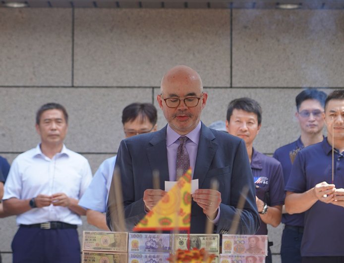 入境隨俗！AIT中元普渡祭品曝光　谷立言首次用中文誦讀祝禱文