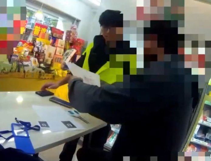 口罩男超商認真做美勞「裁切證件+合約書」　警秒逮白目車手