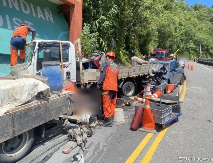 快訊／新店嚴重車禍！自小客離奇爆衝撞貨車　波及3工人「1命危」