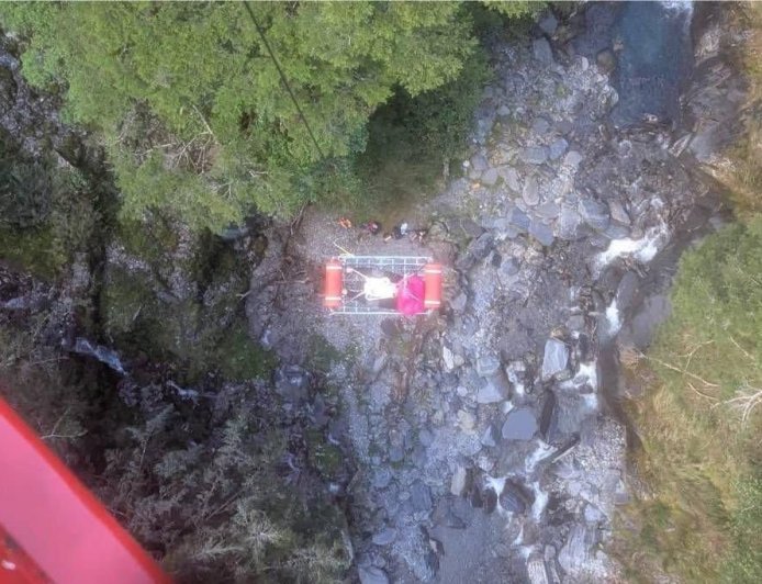 女山友中央尖山墜谷！空勤總隊黑鷹直升機馳援　順利吊掛下山