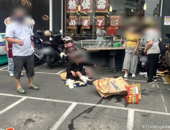 高雄阿姨全聯停車「誤踩油門」暴衝 2女遭撞流鮮血...險衝進店裡