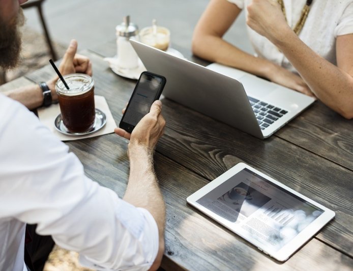 毀滅級大絕招！名校資優生全裸在客廳尿尿　竟是手機成癮釀衝突