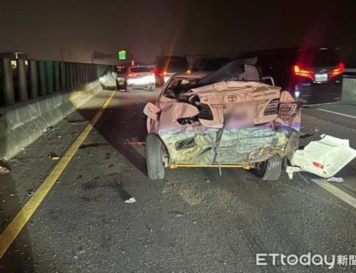 台66轎車撞護欄停路中　2貨車接連追撞1傷！現場慘狀曝