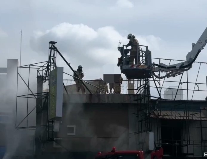 台南永康鐵皮建物起火！2人受困屋頂畫面曝　出動雲梯車搶救