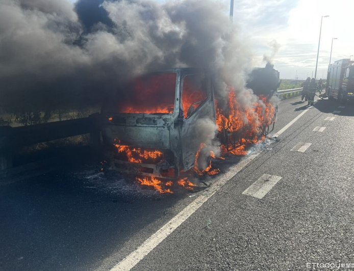 快訊／台南國道小貨車起火！警消抵達「全面燃燒」　現場慘況曝