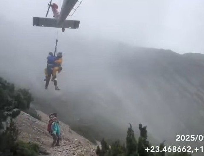 女登山客受傷!空勤總隊驚險救援畫面曝光 雲霧濃密嚇壞網友