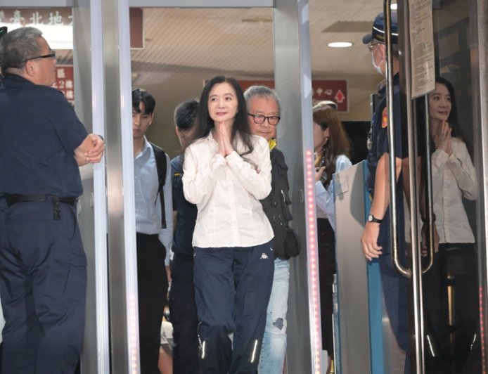 應曉薇今交保再也不用「抓蟑螂」 離北院前畫好妝、 淺笑雙手合十致意