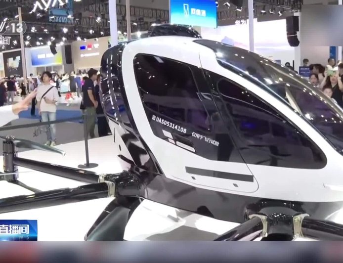 时速 130 公里、续航 25 分钟，轻量化设计 + 自动驾驶“飞行汽车”亮相 2025 世界智能产业博览会