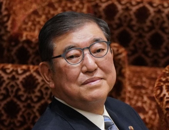 日本首相石破茂宣布辞去自民党总裁职务,称自己已完成阶段性任务