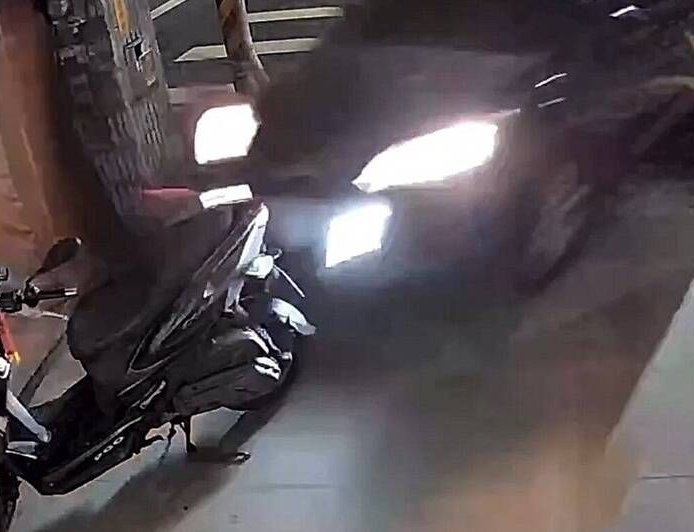 彰化轎車衝騎樓撞爛機車！下車扶正裝沒事落跑　駕駛挨罰+吊照