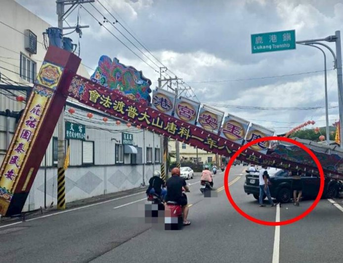 剛辦完18年大普度！移工開車「撞毀牌樓」...驚險瞬間曝光