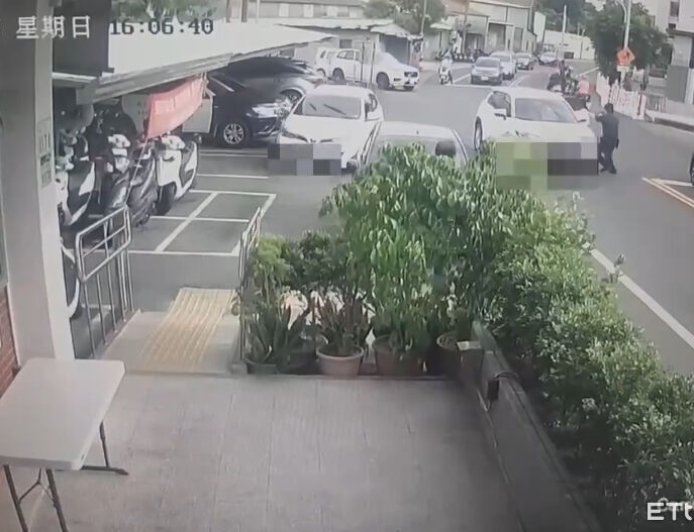 警局門口碰撞攔車！囂張白車拒檢撞警挨轟1槍逃逸　2男1女被逮