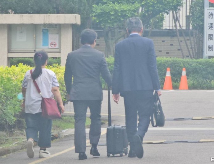 陳佩琪曝柯文哲點頭！同意7000萬交保　律師抵達北所律見