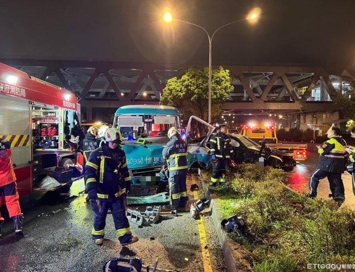 快訊／新店轎車撞分隔島「衝入對向」再撞懷恩專車　3人受傷