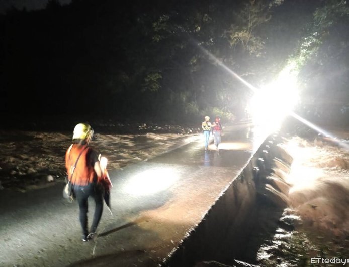 快訊/台中大雨溪水暴漲!夫妻受困1小時 警消順利救出