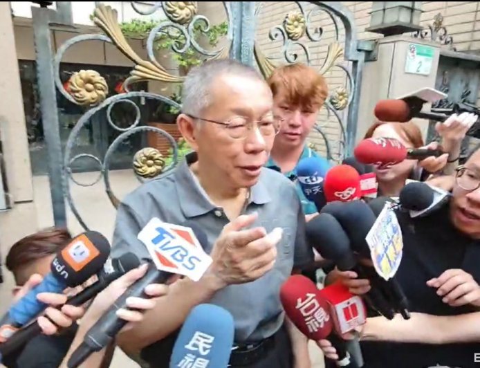 重現高腰阿北穿搭！柯文哲穿KP衫赴北院出庭　低調不談北檢抗告