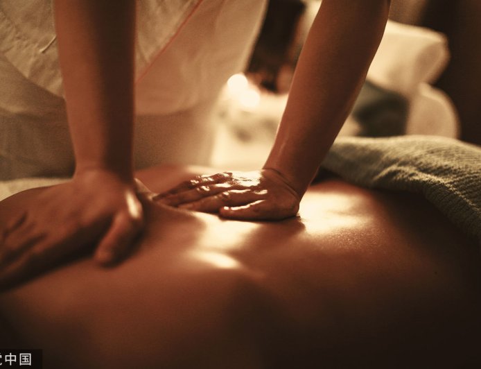 考核按摩自己當模特「逼女員工幫打手槍」　老闆下場慘了