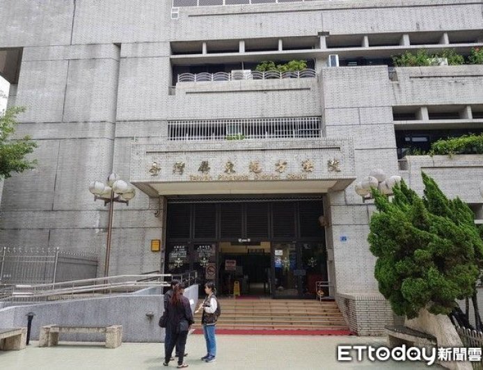 男大生跳水未起身 同學「以為開玩笑」背摔致癱瘓!法院判賠143萬