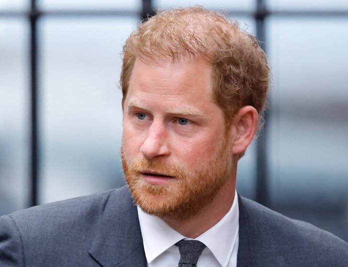 Prince Harry visits Queen Elizabeth's grave alone as royal family keeps their distance: experts